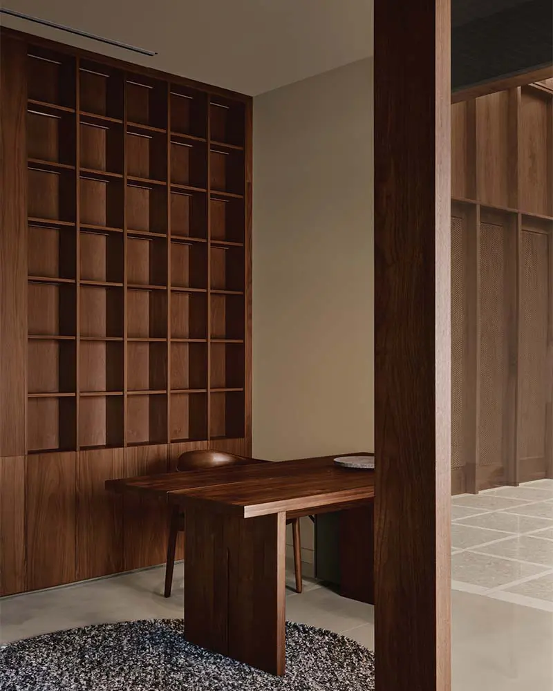 Esta clínica dermatológica en toronto usa la intimidad y luz como estrategia espacial