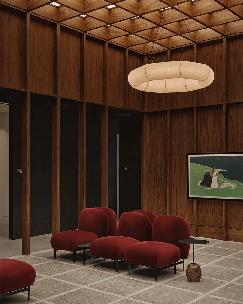 Esta clínica dermatológica en toronto usa la intimidad y luz como estrategia espacial