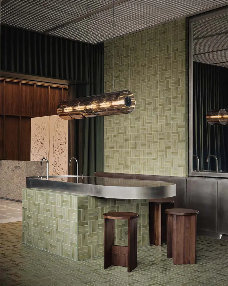 Esta clínica dermatológica en toronto usa la intimidad y luz como estrategia espacial