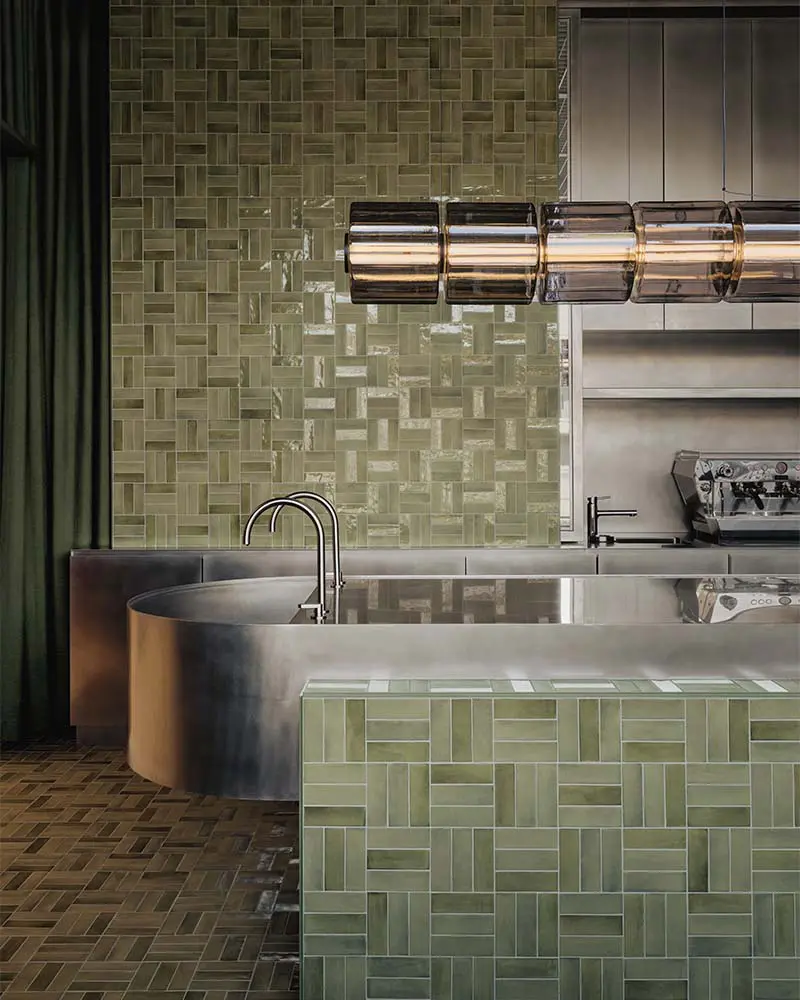 Esta clínica dermatológica en toronto usa la intimidad y luz como estrategia espacial