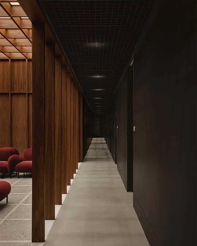 Esta clínica dermatológica en toronto usa la intimidad y luz como estrategia espacial