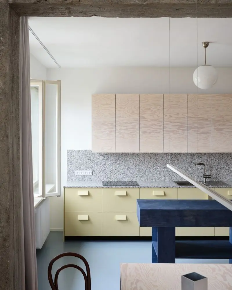 Un apartamento clásico se convirtió en un espacio íntimo para la vida cotidiana Un apartamento clásico se convirtió en un espacio íntimo para la vida cotidiana