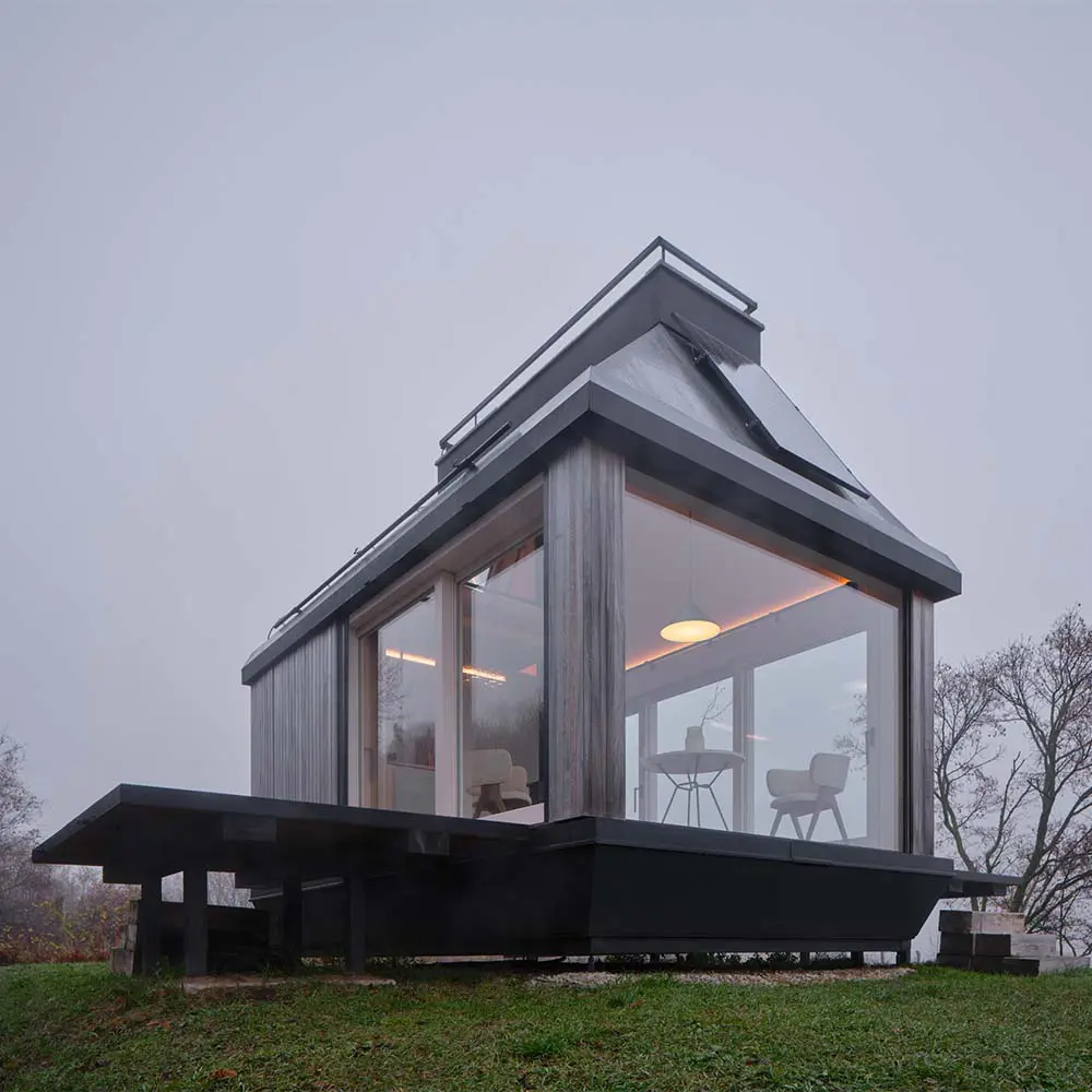 Una pequeña cabaña convertida en un santuario suficiente para el descanso