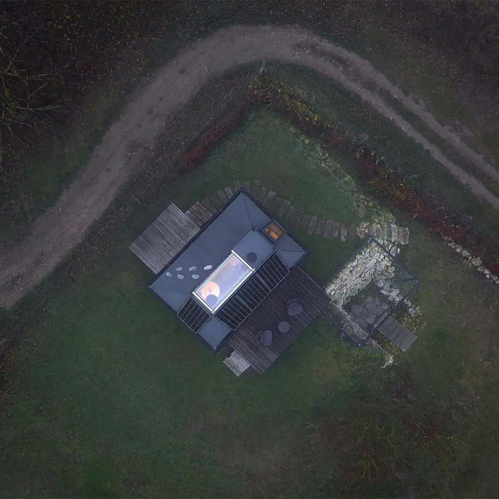 Una pequeña cabaña convertida en un santuario suficiente para el descanso