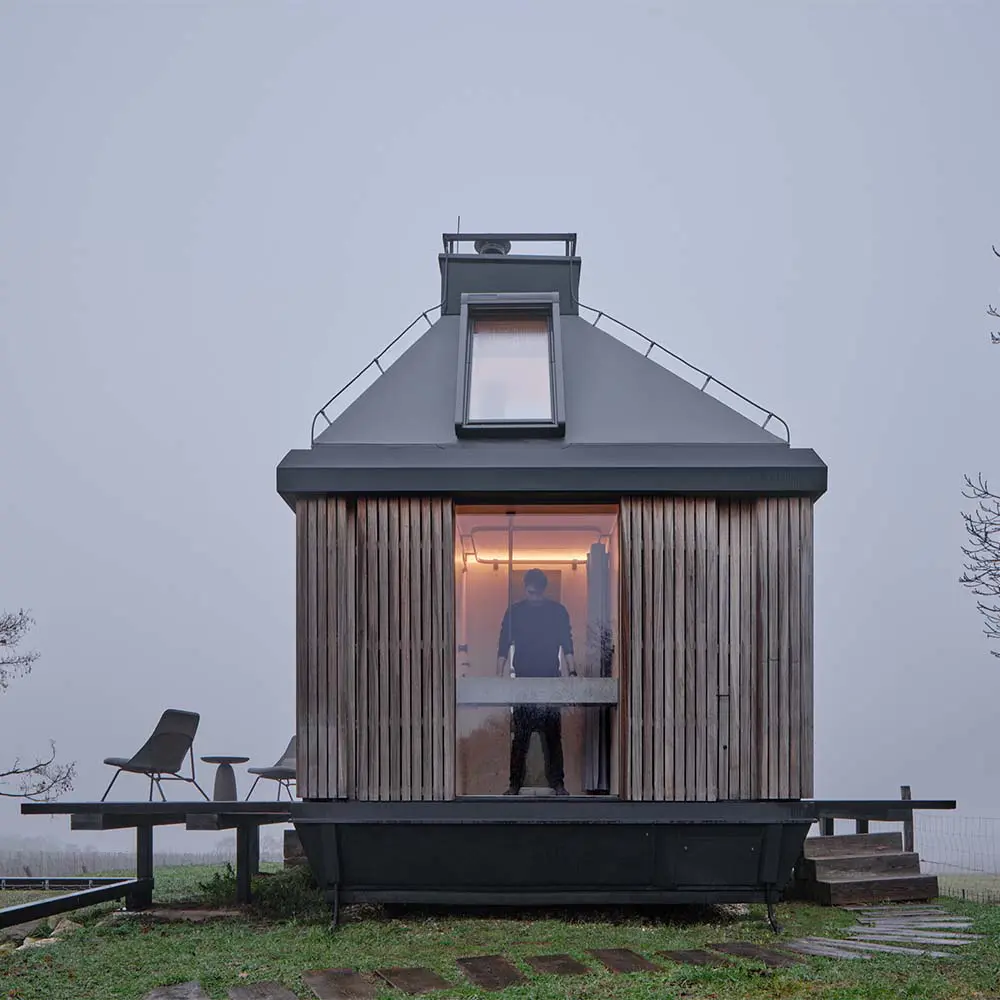 Una pequeña cabaña convertida en un santuario suficiente para el descanso