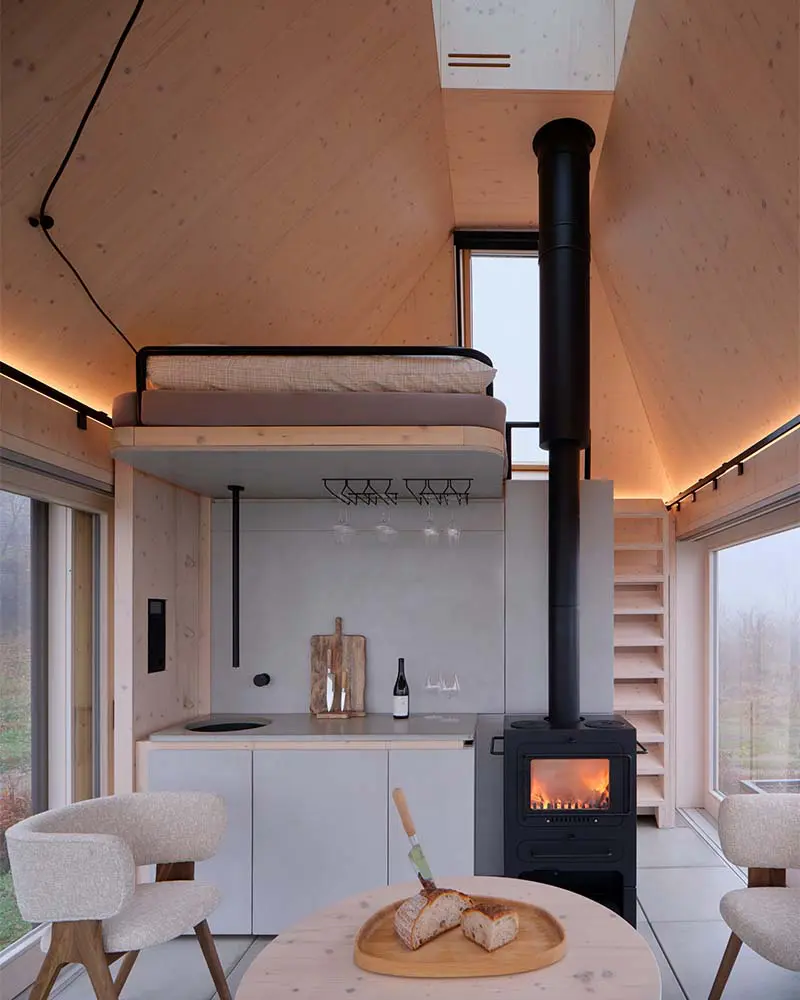 Una pequeña cabaña convertida en un santuario suficiente para el descanso