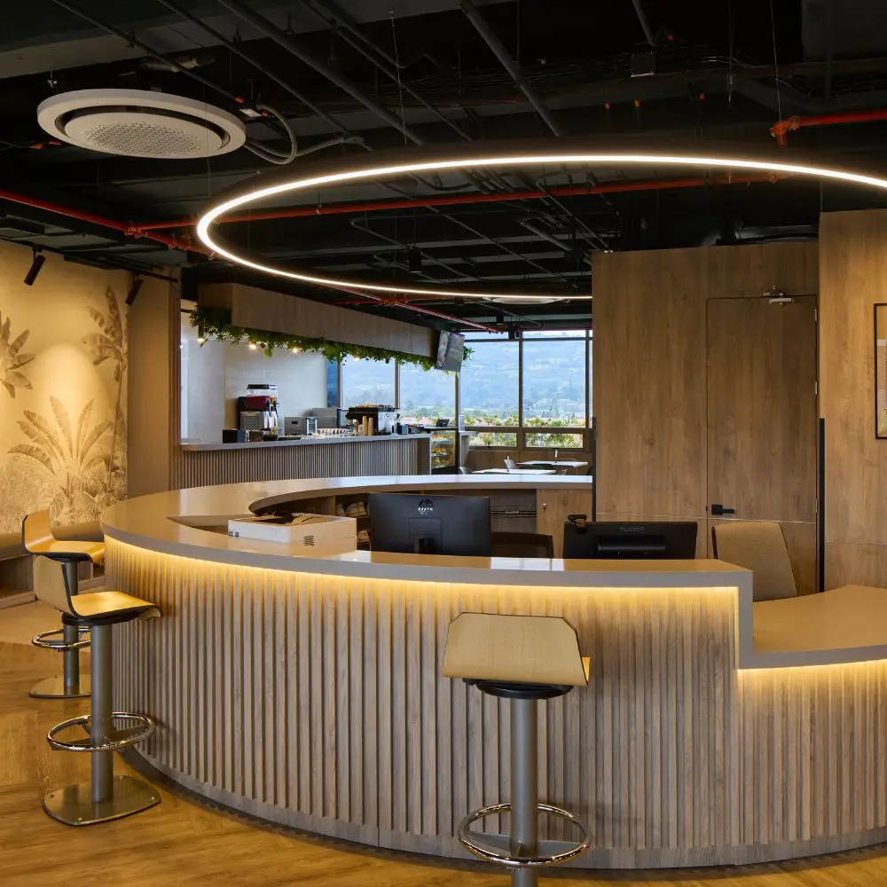 La arquitectura institucional y su papel en la democratización de la vida urbana