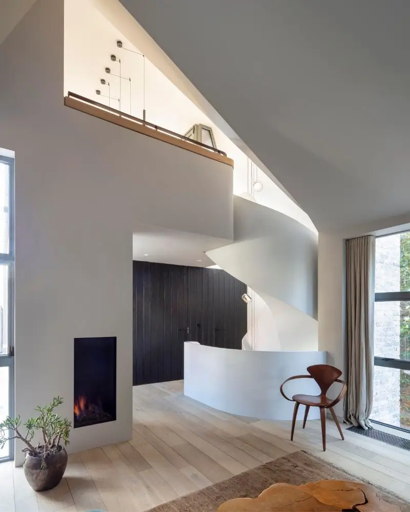 Esta casa desafía la sobriedad a partir de la luz y la materialidad