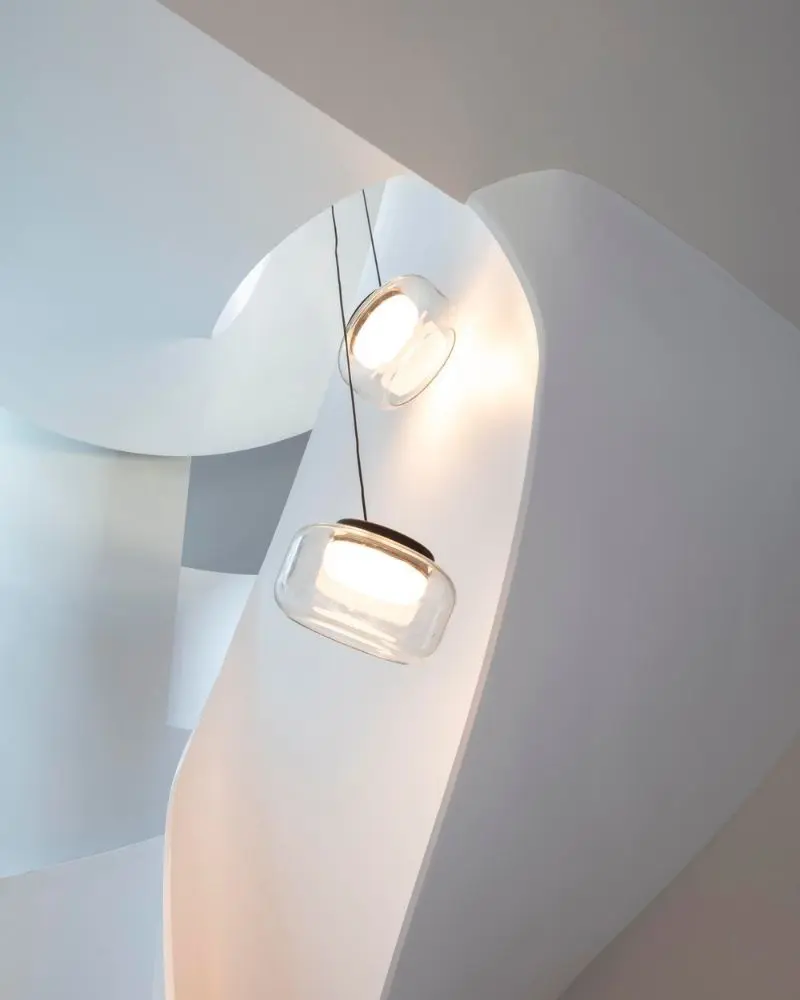 Esta casa desafía la sobriedad a partir de la luz y la materialidad