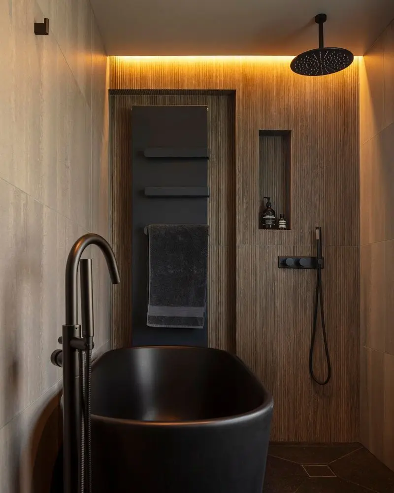 Esta casa desafía la sobriedad a partir de la luz y la materialidad