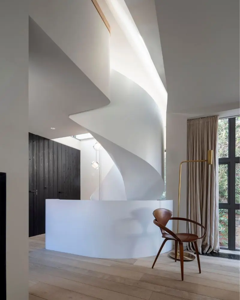 Esta casa desafía la sobriedad a partir de la luz y la materialidad