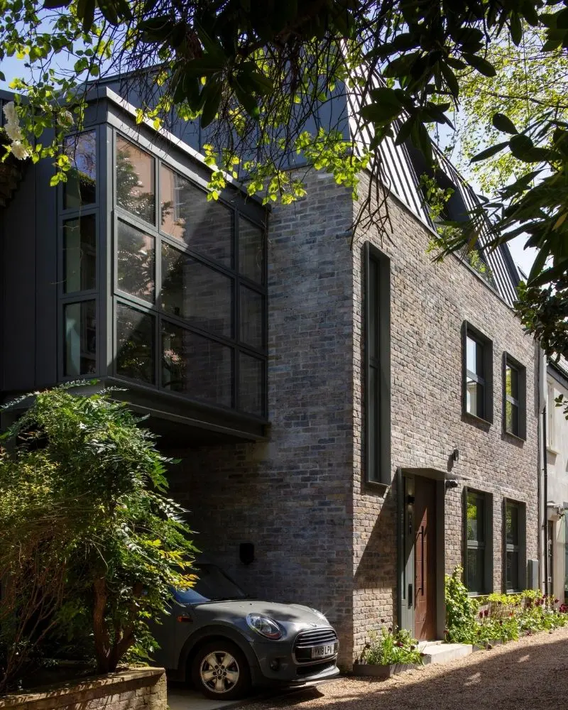 Esta casa desafía la sobriedad a partir de la luz y la materialidad