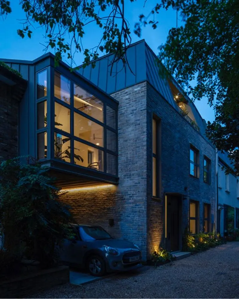 Esta casa desafía la sobriedad a partir de la luz y la materialidad