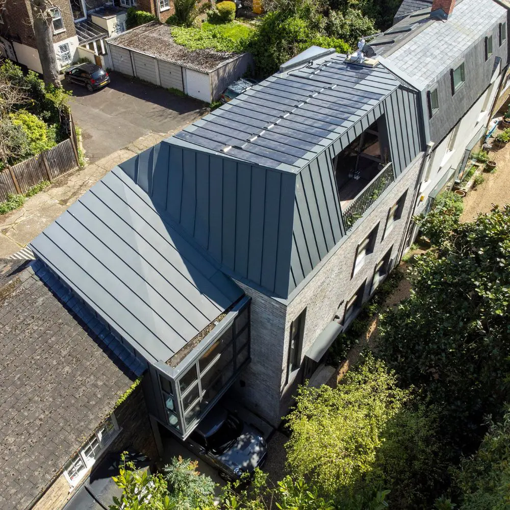 Esta casa desafía la sobriedad a partir de la luz y la materialidad