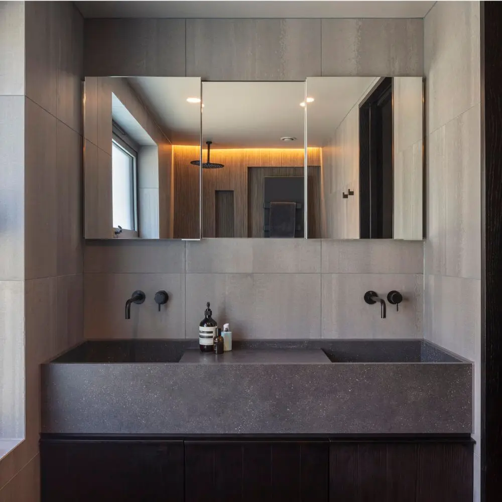 Esta casa desafía la sobriedad a partir de la luz y la materialidad