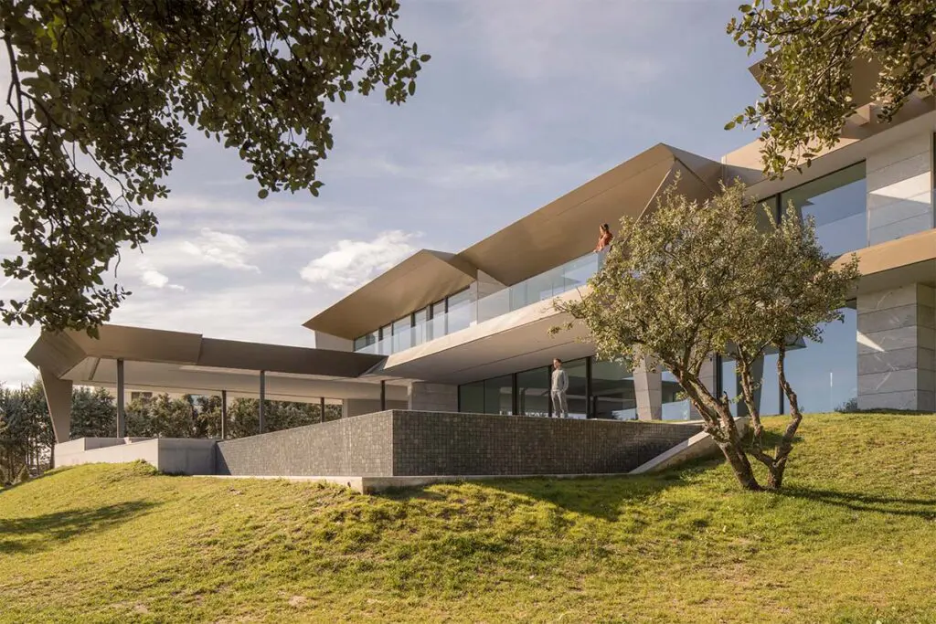 Esta casa en madrid, españa, borra los límites entre la arquitectura y el paisaje 