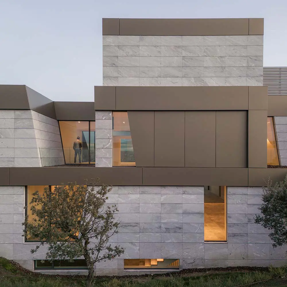 Esta casa en madrid, españa, borra los límites entre la arquitectura y el paisaje 