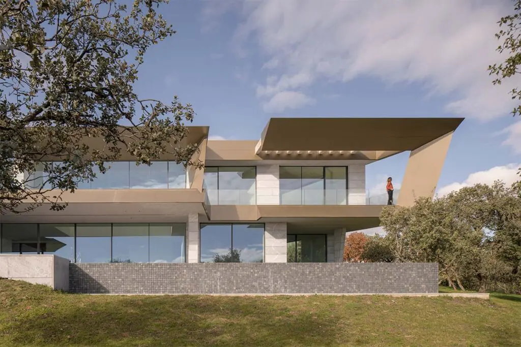 Esta casa en madrid, españa, borra los límites entre la arquitectura y el paisaje 