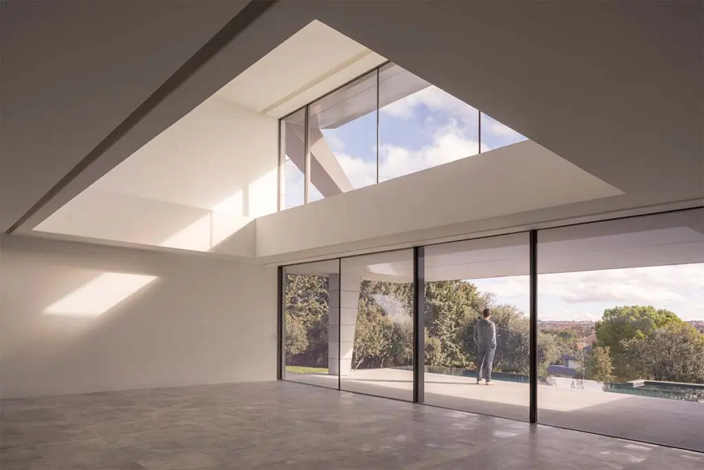 Esta casa en madrid, españa, borra los límites entre la arquitectura y el paisaje 