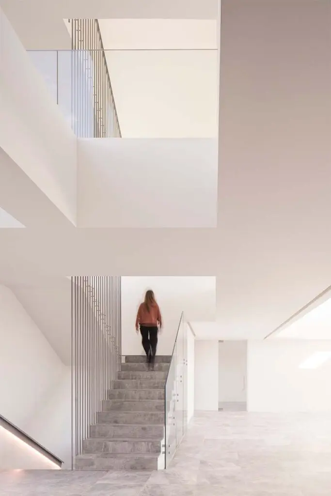 Esta casa en madrid, españa, borra los límites entre la arquitectura y el paisaje 