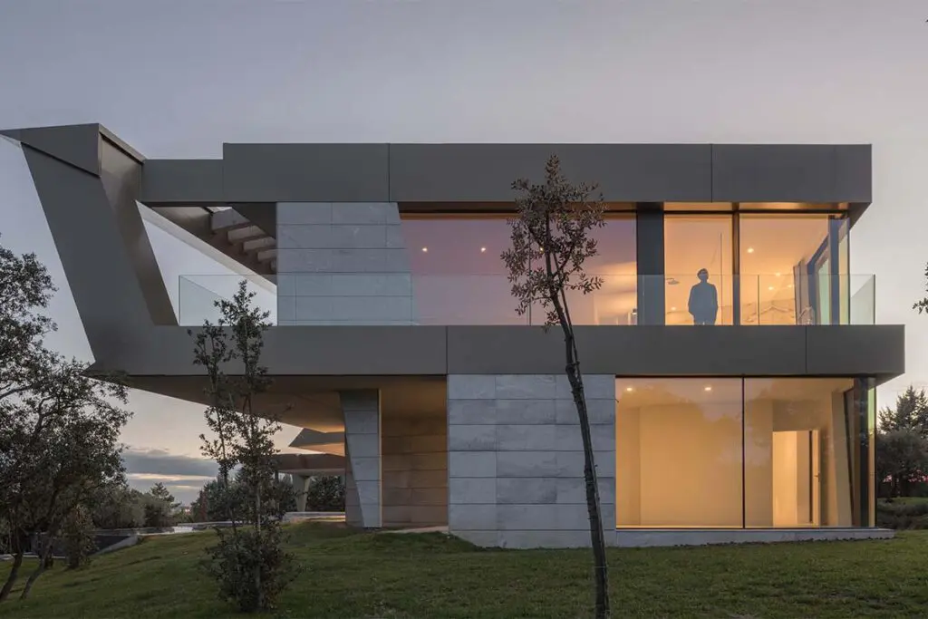 Esta casa en madrid, españa, borra los límites entre la arquitectura y el paisaje 