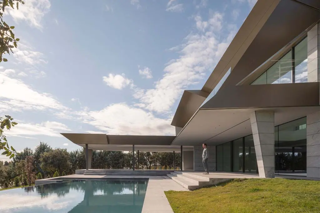 Esta casa en madrid, españa, borra los límites entre la arquitectura y el paisaje 