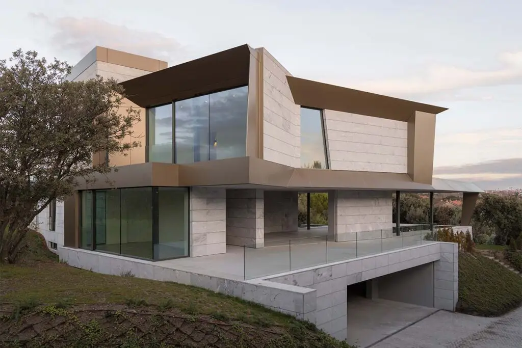 Esta casa en madrid, españa, borra los límites entre la arquitectura y el paisaje 