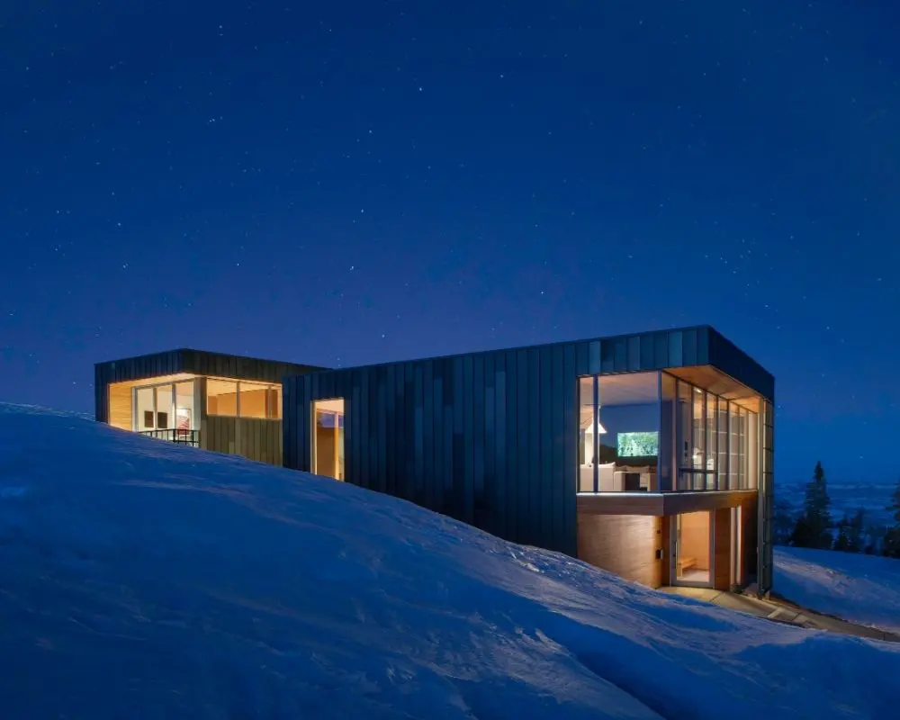 Una casa de montaña que se inspira en figuras de papel