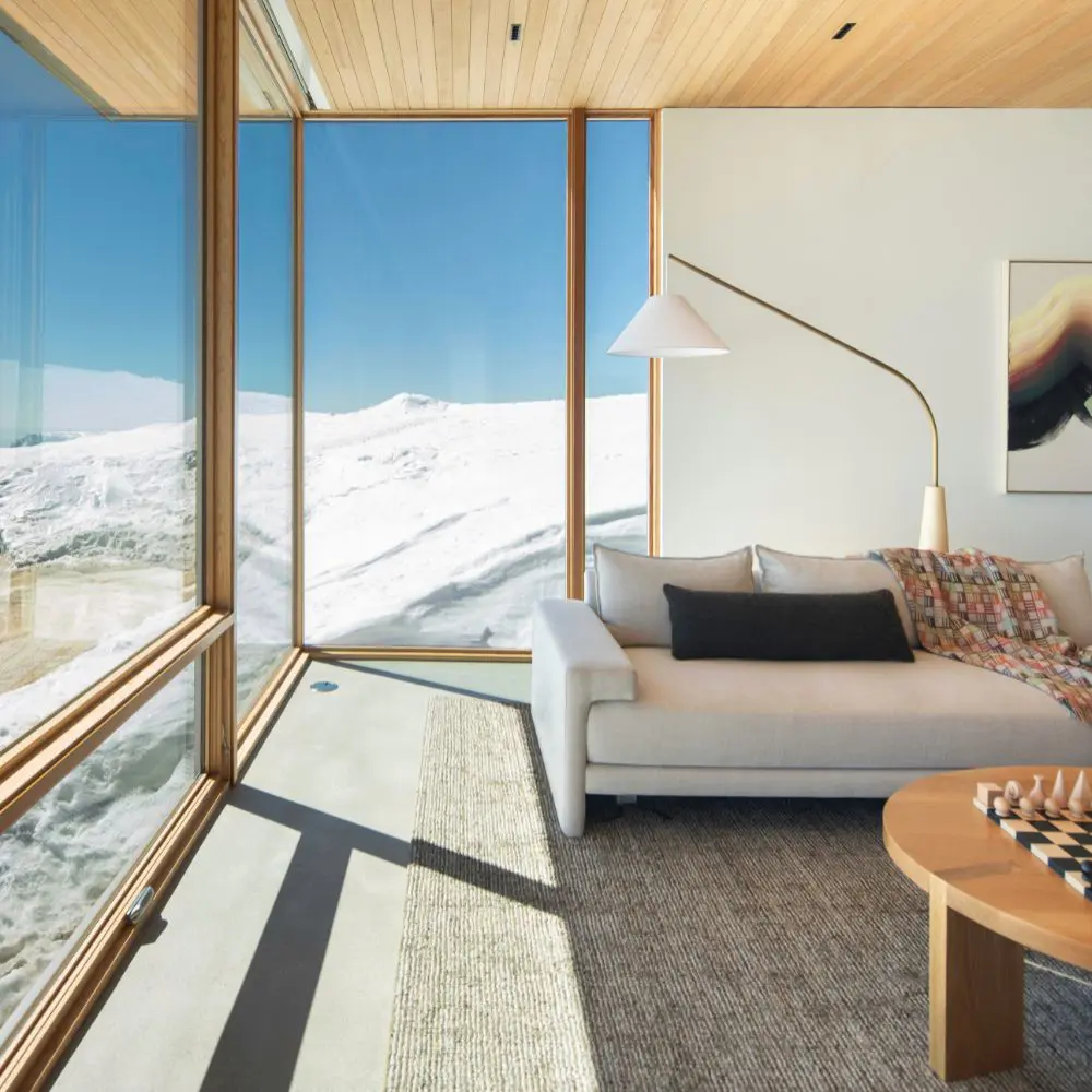 Una casa de montaña que se inspira en figuras de papel