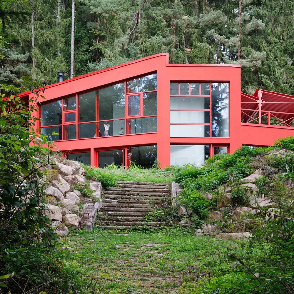 Esta casa es como un ‘organismo vivo’ que se integra en el bosque Esta casa es como un ‘organismo vivo’ que se integra en el bosque