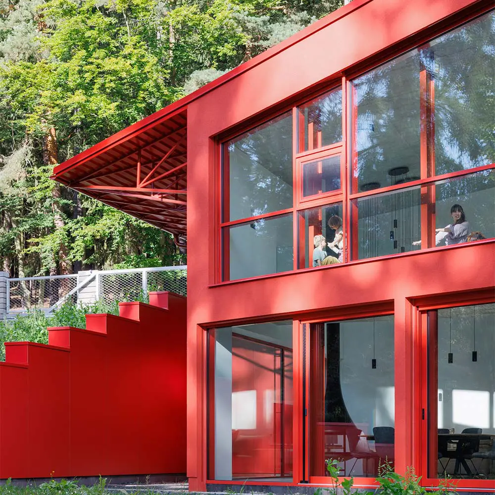 Esta casa es como un ‘organismo vivo’ que se integra en el bosque Esta casa es como un ‘organismo vivo’ que se integra en el bosque