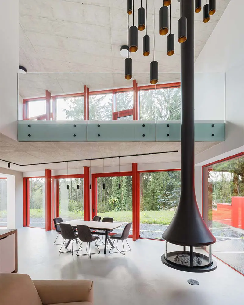 Esta casa es como un ‘organismo vivo’ que se integra en el bosque Esta casa es como un ‘organismo vivo’ que se integra en el bosque