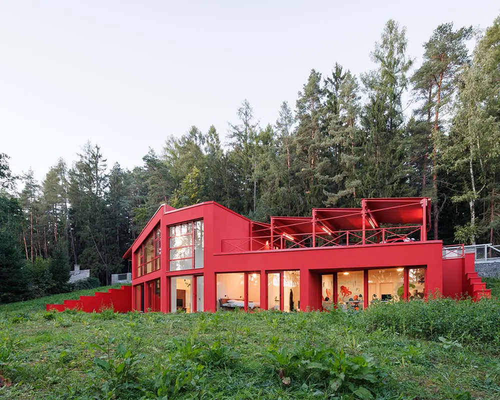 Esta casa es como un ‘organismo vivo’ que se integra en el bosque Esta casa es como un ‘organismo vivo’ que se integra en el bosque