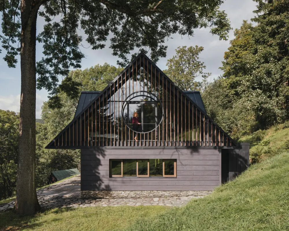 Esta antigua cabaña posada en la montaña se convirtió en un refugio moderno