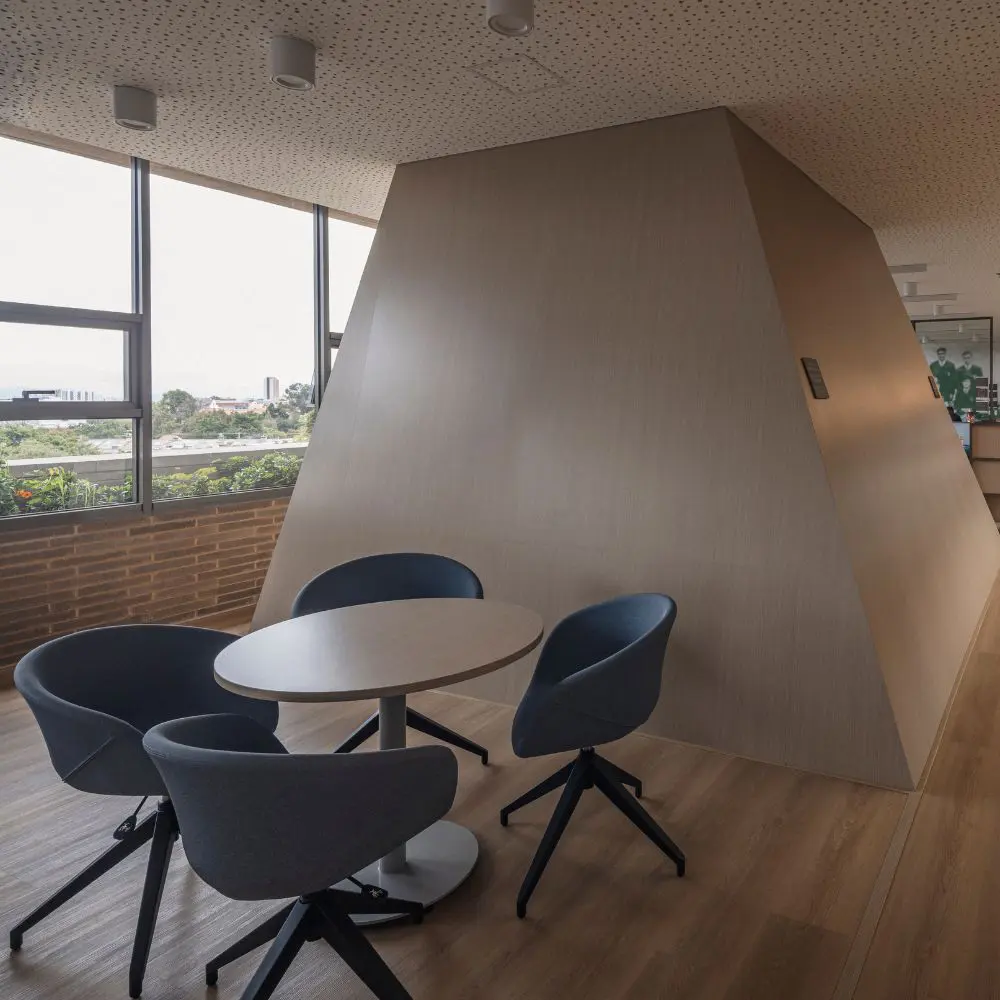 Un volumen que cierra, conecta y activa: así es el nuevo edificio del colegio anglo colombiano