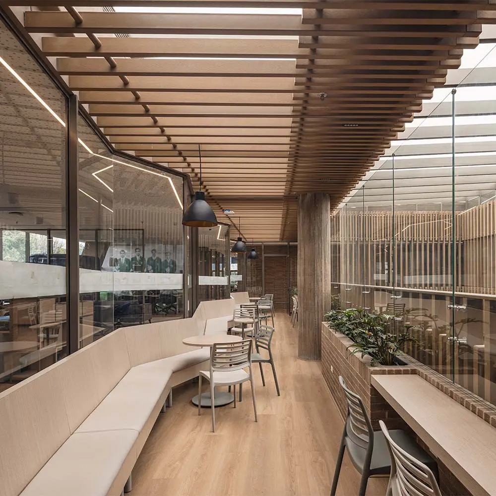 Un volumen que cierra, conecta y activa: así es el nuevo edificio del colegio anglo colombiano