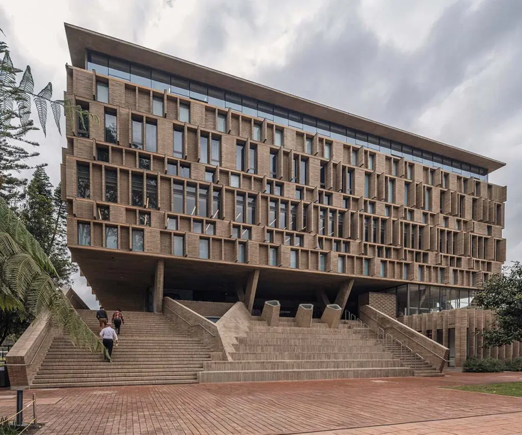 Un volumen que cierra, conecta y activa: así es el nuevo edificio del colegio anglo colombiano