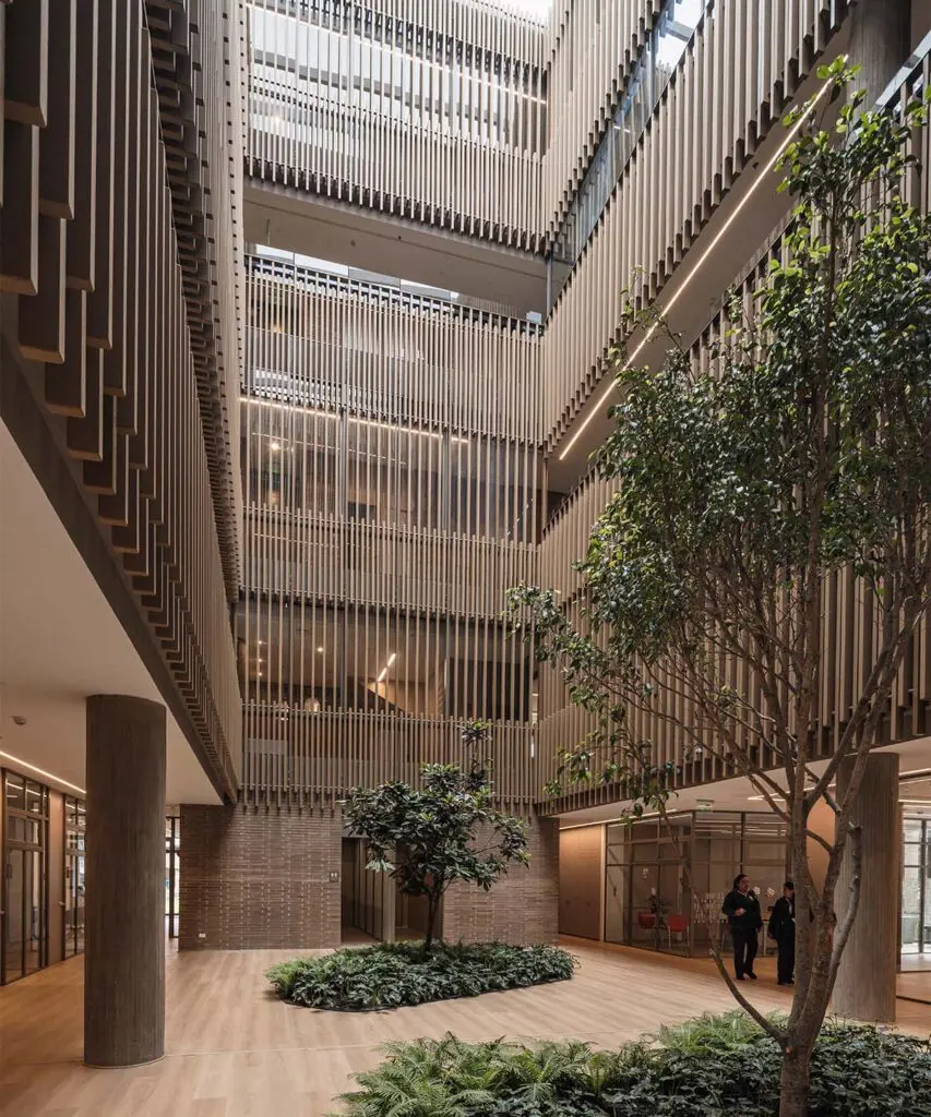 Un volumen que cierra, conecta y activa: así es el nuevo edificio del colegio anglo colombiano