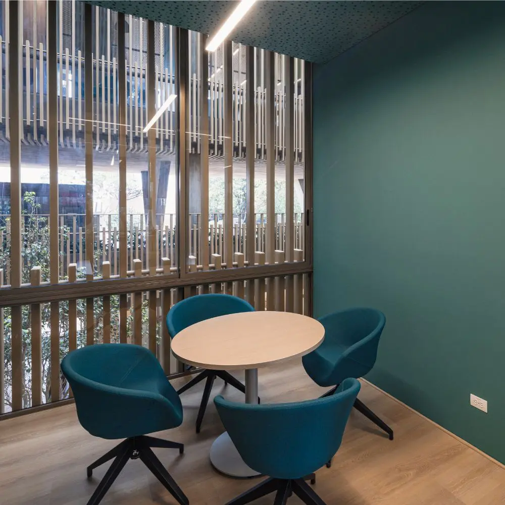 La arquitectura institucional y su papel en la democratización de la vida urbana