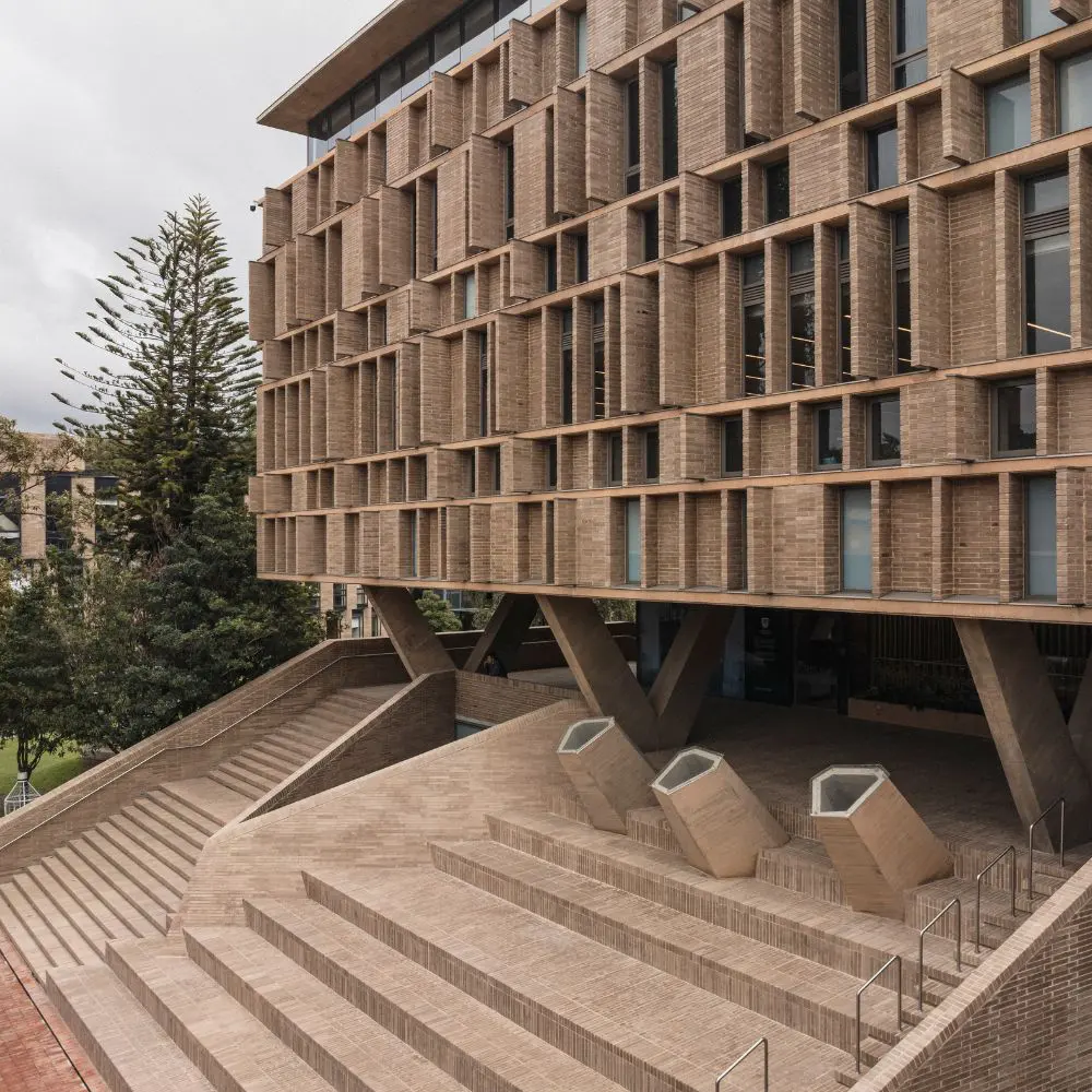 La arquitectura institucional y su papel en la democratización de la vida urbana