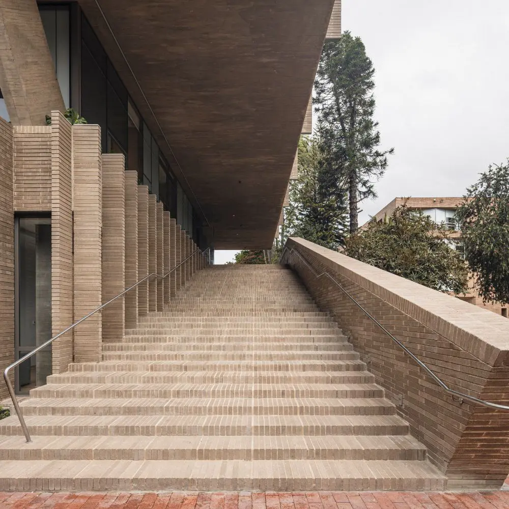 Un volumen que cierra, conecta y activa: así es el nuevo edificio del colegio anglo colombiano