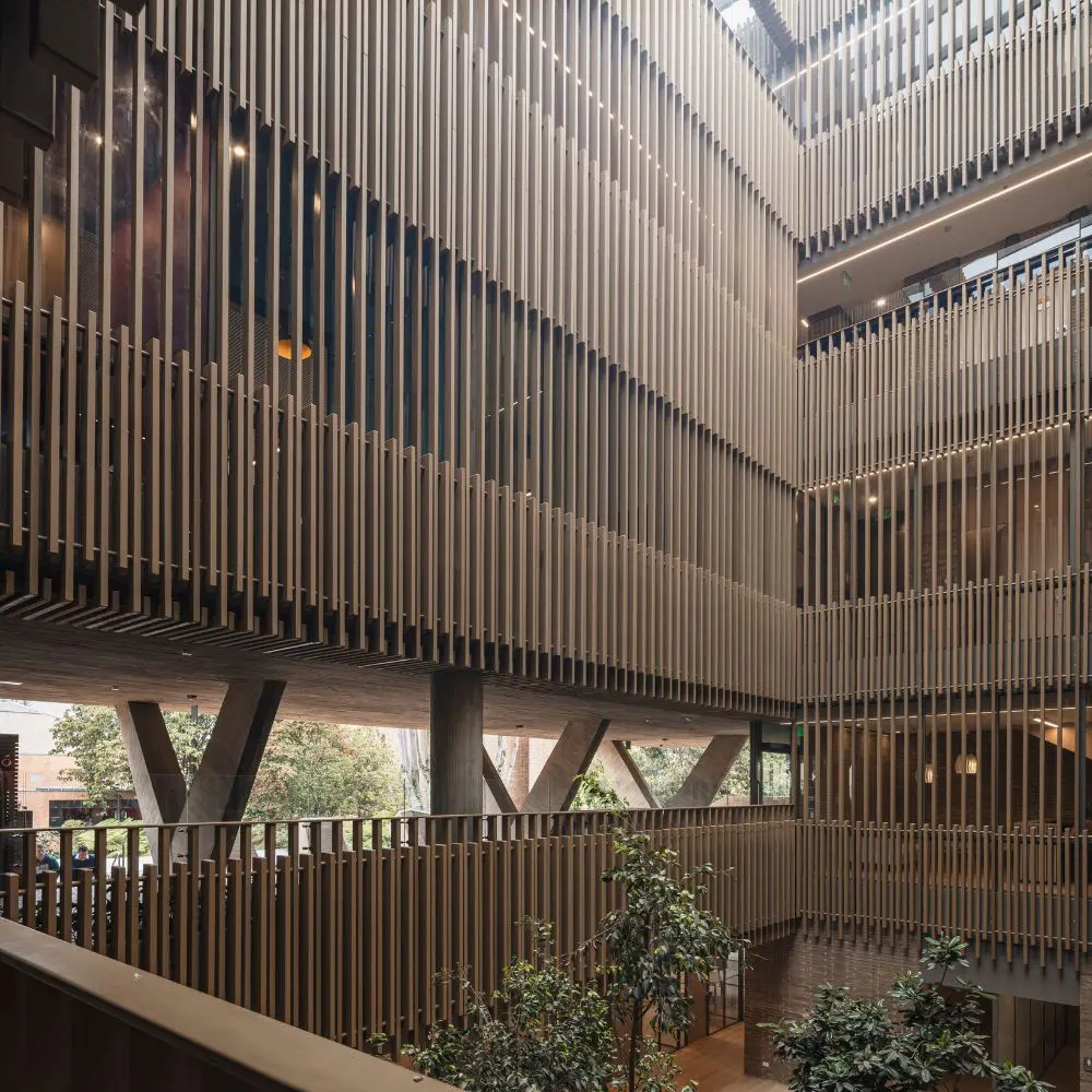 La arquitectura institucional y su papel en la democratización de la vida urbana