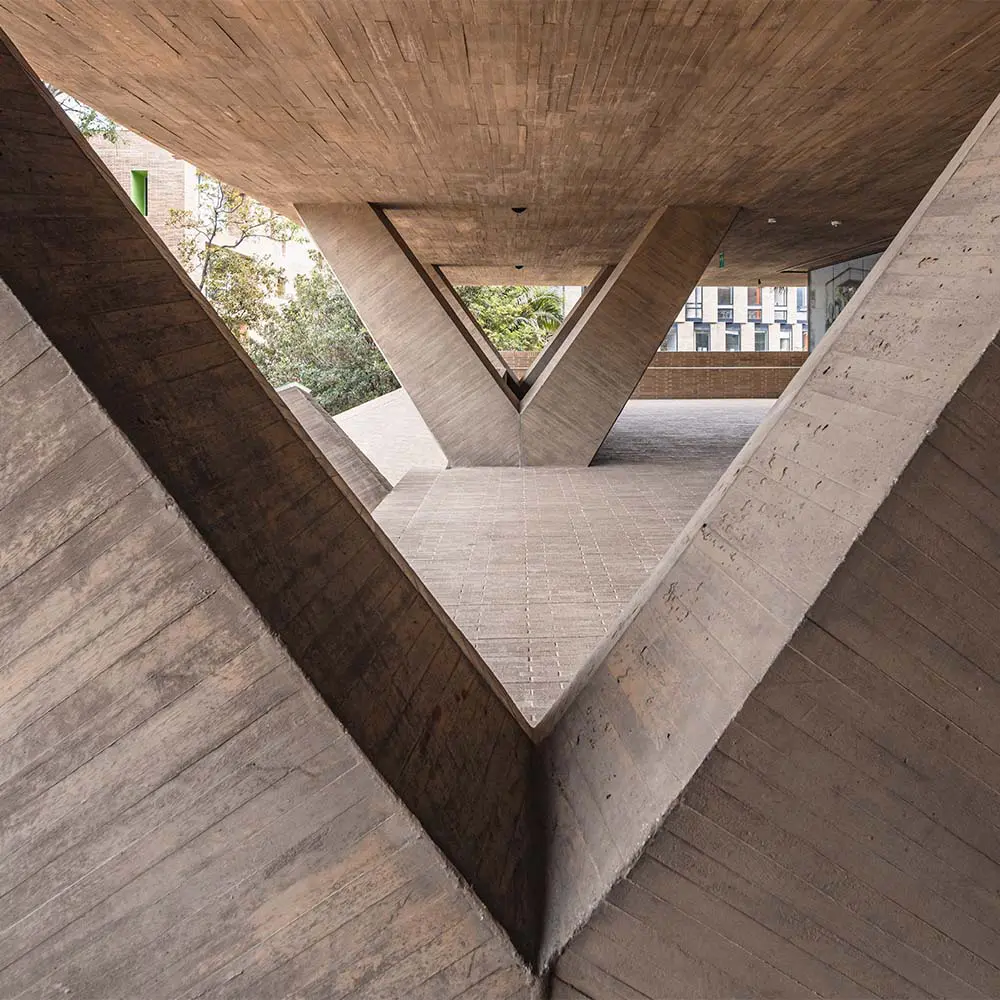 Un volumen que cierra, conecta y activa: así es el nuevo edificio del colegio anglo colombiano