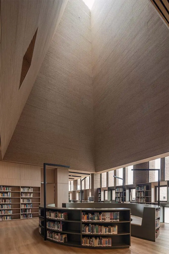 Un volumen que cierra, conecta y activa: así es el nuevo edificio del colegio anglo colombiano