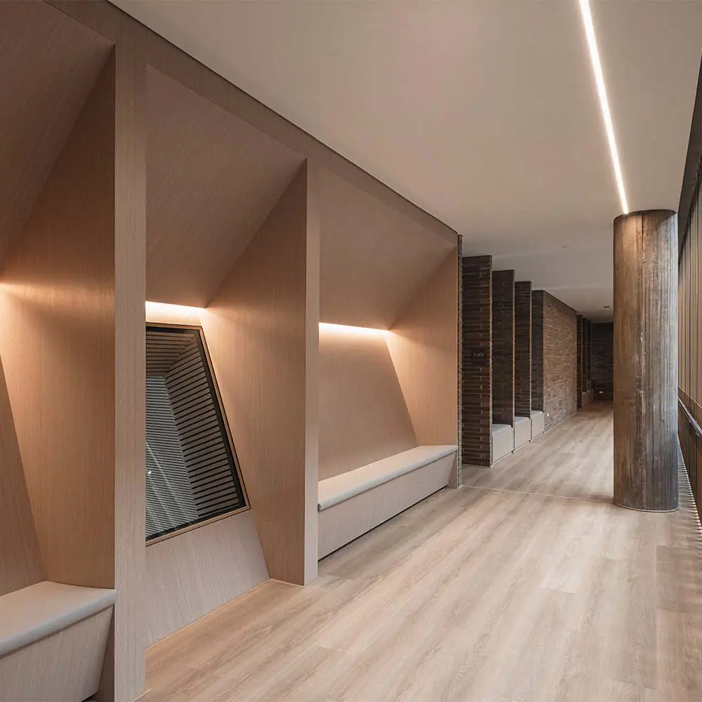 Un volumen que cierra, conecta y activa: así es el nuevo edificio del colegio anglo colombiano