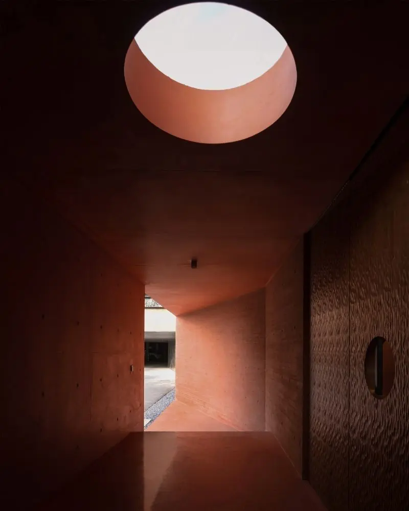 Un edificio que a través del color conecta la memoria, la montaña y el paisaje