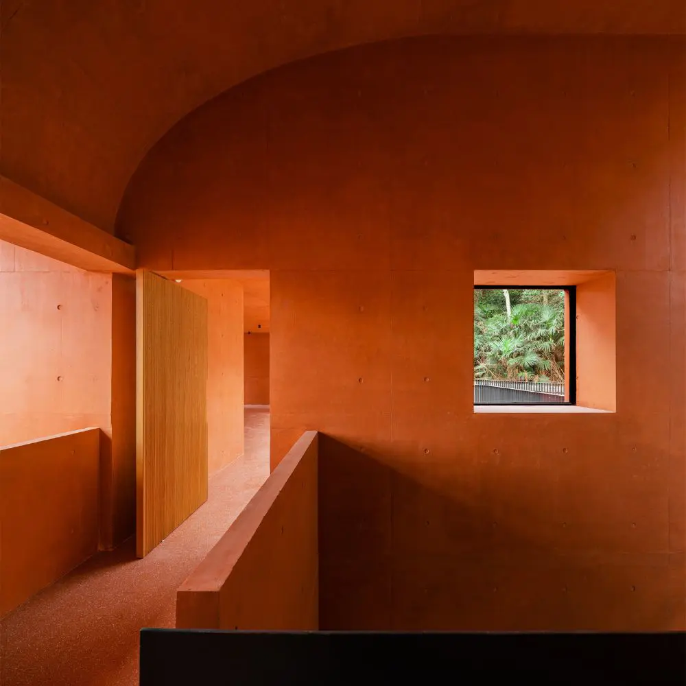 Un edificio que a través del color conecta la memoria, la montaña y el paisaje