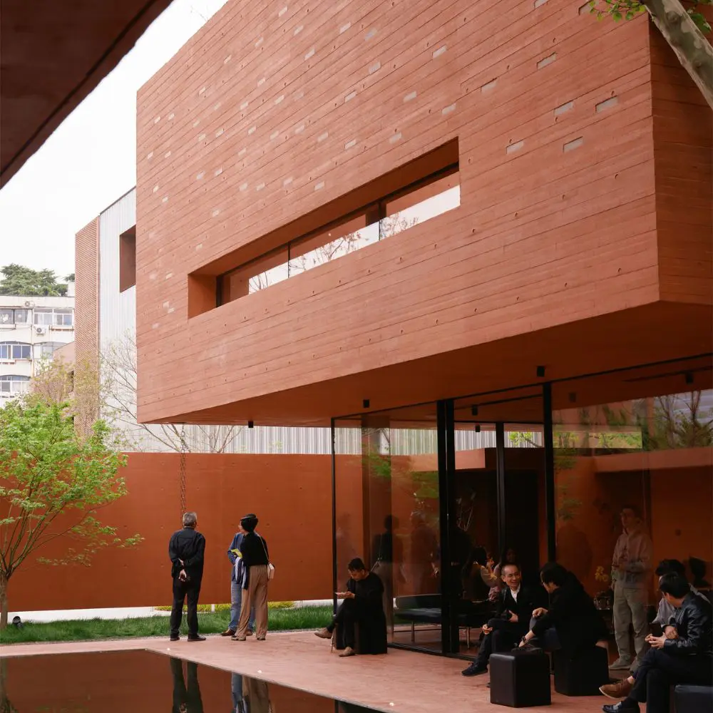 Un edificio que a través del color conecta la memoria, la montaña y el paisaje
