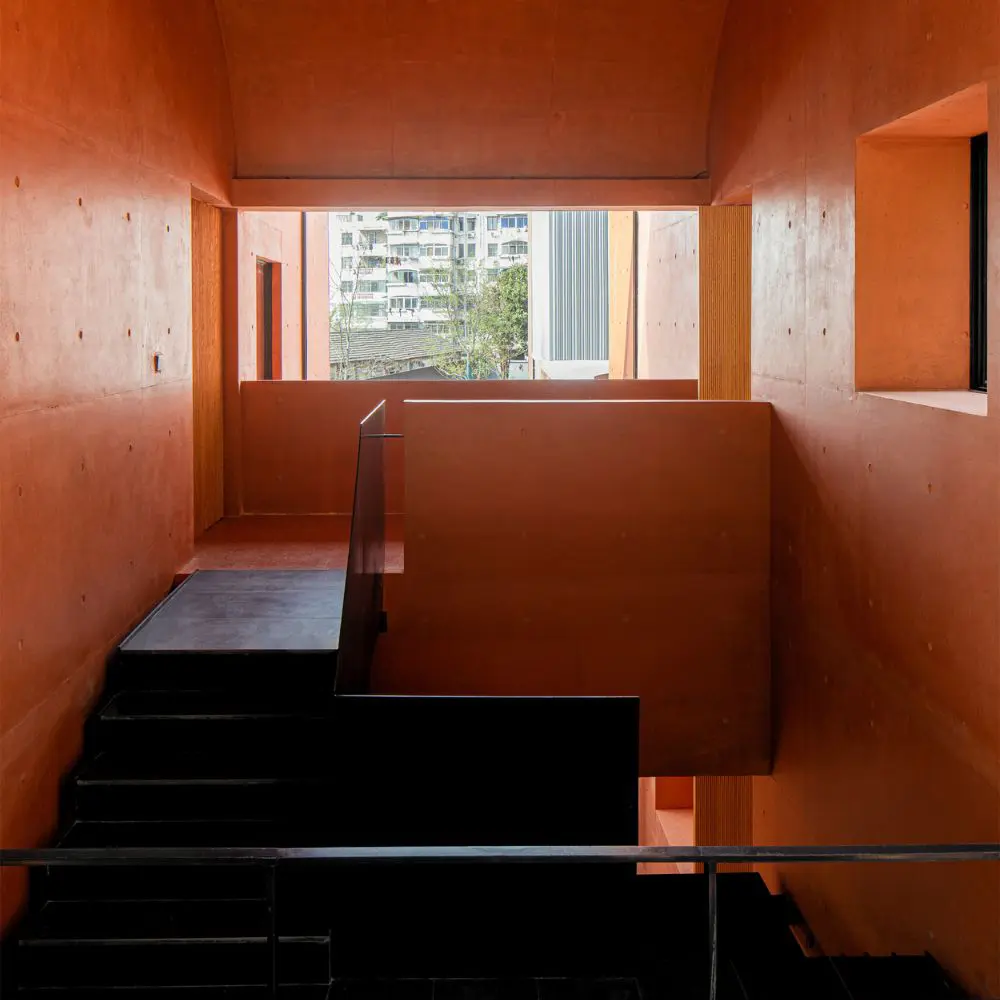 Un edificio que a través del color conecta la memoria, la montaña y el paisaje