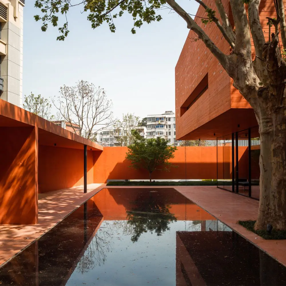 Un edificio que a través del color conecta la memoria, la montaña y el paisaje